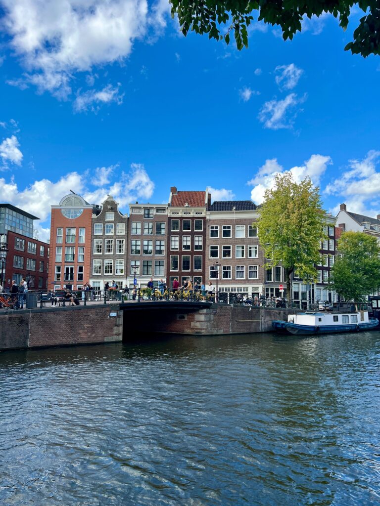 Amsterdam - domki i kanał